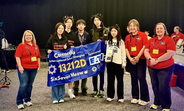 2026年VEX世锦赛现场,Concordia学生 (Jessica J, John D, Ethan H, Mak T, Yolanda L) 和评委合照 2026年VEX世锦赛现场,Concordia学生 (Jessica J, John D, Ethan H, Mak T, Yolanda L) 和评委合照