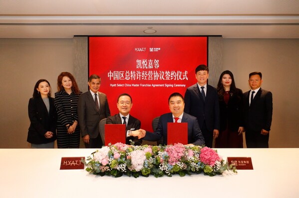 凯悦酒店集团与东呈集团达成战略合作,将凯悦嘉邻品牌引入中国内地,为宾客带来全新的中高端酒店体验,并加速凯悦在华发展。 凯悦酒店集团与东呈集团达成战略合作,将凯悦嘉邻品牌引入中国内地,为宾客带来全新的中高端酒店体验,并加速凯悦在华发展。