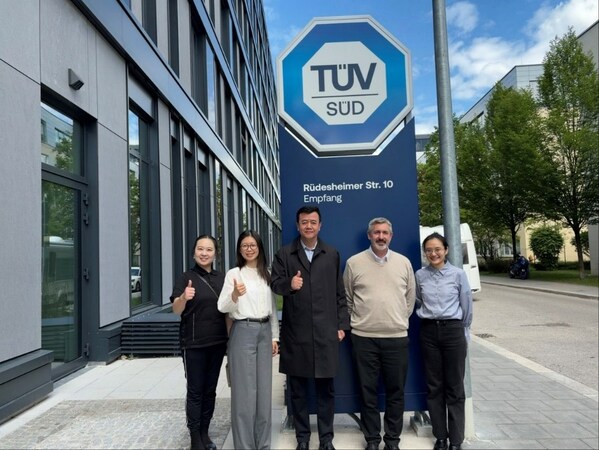 TÜV南德与中国检验检测学会代表合影 TÜV南德与中国检验检测学会代表合影
