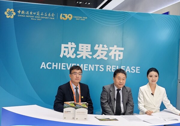 图说: SGS中国区农产食品部总经理王剑(左)和中国食品土畜进出口商会会员部主任&食材供应链分会秘书长周文(中)在直播间 图说: SGS中国区农产食品部总经理王剑(左)和中国食品土畜进出口商会会员部主任&食材供应链分会秘书长周文(中)在直播间
