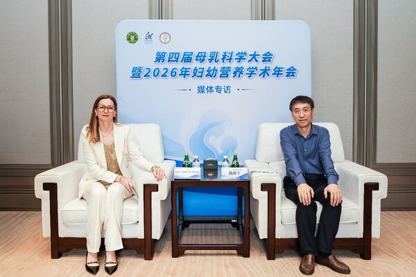 中国疾病预防控制中心妇幼营养室主任杨振宇和雀巢营养与健康医学、科学及法规事务负责人Sara Colombo Mottaz接受媒体采访 中国疾病预防控制中心妇幼营养室主任杨振宇和雀巢营养与健康医学、科学及法规事务负责人Sara Colombo Mottaz接受媒体采访