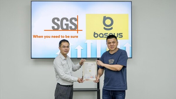SGS中国区副总裁柯赞贤与倍思合伙人周飞出席颁证仪式 SGS中国区副总裁柯赞贤与倍思合伙人周飞出席颁证仪式