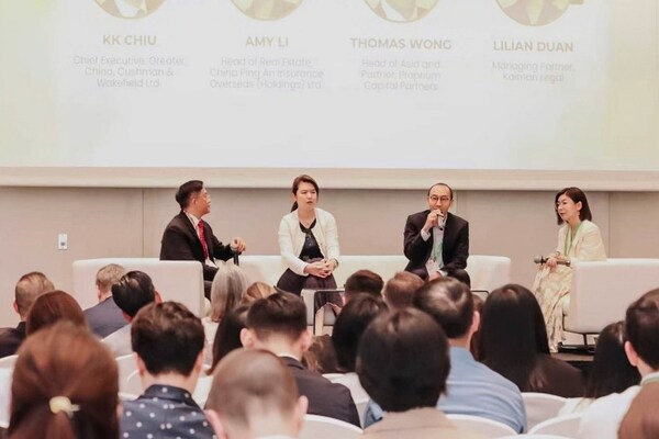 左一：戴德梁行大中华区首席执行官 赵锦权