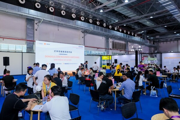 2026古镇灯博会夏季展期间,配对会现场商贸氛围浓厚 2026古镇灯博会夏季展期间,配对会现场商贸氛围浓厚