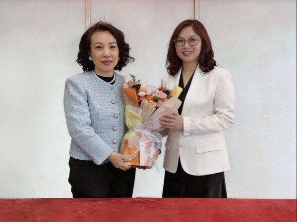 北京龙振养老集团董事长张玉(左)与立邦中国TUC事业群家装事业部副总裁查毅敏(右)在签约后合影留念 北京龙振养老集团董事长张玉(左)与立邦中国TUC事业群家装事业部副总裁查毅敏(右)在签约后合影留念