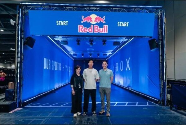 亚洲国际博览馆行政总裁陈芳盈（左）、HYROX 亚太区总经理尹俊尧（中）和文化体育及旅游局体育专员蔡健斌（右）为参赛者加油。