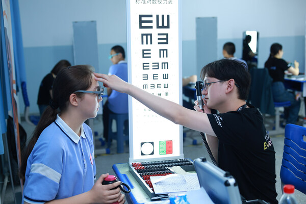 志愿者团队为当地学生开展视力筛查及验光配镜服务 志愿者团队为当地学生开展视力筛查及验光配镜服务