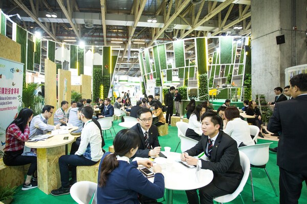 金沙中国作为澳门会展业的积极推动者,多年来充分发挥旗下世界级综合旅游休闲设施的优势,为澳门提升举办大型会展活动的承载能力及竞争力。截至目前,公司在澳门累计举办近12,800项会展活动,共吸引来自全球一共逾1,570万人次参展,持续推动澳门成为大中华、亚洲、以至全球的重要会展旅游目的地之一。(图为2018年澳门国际环保合作发展论坛及展览) 金沙中国作为澳门会展业的积极推动者,多年来充分发挥旗下世界级综合旅游休闲设施的优势,为澳门提升举办大型会展活动的承载能力及竞争力。截至目前,公司在澳门累计举办近12,800项会展活动,共吸引来自全球一共逾1,570万人次参展,持续推动澳门成为大中华、亚洲、以至全球的重要会展旅游目的地之一。(图为2018年澳门国际环保合作发展论坛及展览)
