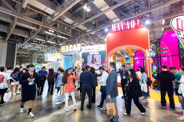 金沙中国作为澳门会展业的积极推动者,多年来充分发挥旗下世界级综合旅游休闲设施的优势,为澳门提升举办大型会展活动的承载能力及竞争力。截至目前,公司在澳门累计举办近12,800项会展活动,共吸引来自全球一共逾1,570万人次参展,持续推动澳门成为大中华、亚洲、以至全球的重要会展旅游目的地之一。 (图为第十三届澳门国际旅游(产业)博览会(2025) 金沙中国作为澳门会展业的积极推动者,多年来充分发挥旗下世界级综合旅游休闲设施的优势,为澳门提升举办大型会展活动的承载能力及竞争力。截至目前,公司在澳门累计举办近12,800项会展活动,共吸引来自全球一共逾1,570万人次参展,持续推动澳门成为大中华、亚洲、以至全球的重要会展旅游目的地之一。 (图为第十三届澳门国际旅游(产业)博览会(2025)