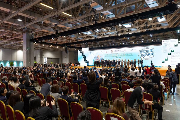 金沙中国作为澳门会展业的积极推动者,多年来充分发挥旗下世界级综合旅游休闲设施的优势,为澳门提升举办大型会展活动的承载能力及竞争力。截至目前,公司在澳门累计举办近12,800项会展活动,共吸引来自全球一共逾1,570万人次参展,持续推动澳门成为大中华、亚洲、以至全球的重要会展旅游目的地之一。 (图为第十四届澳门国际旅游(产业)博览会(2026) 金沙中国作为澳门会展业的积极推动者,多年来充分发挥旗下世界级综合旅游休闲设施的优势,为澳门提升举办大型会展活动的承载能力及竞争力。截至目前,公司在澳门累计举办近12,800项会展活动,共吸引来自全球一共逾1,570万人次参展,持续推动澳门成为大中华、亚洲、以至全球的重要会展旅游目的地之一。 (图为第十四届澳门国际旅游(产业)博览会(2026)