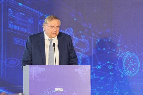 威卡集团首席执行官Alexander Wiegand发言