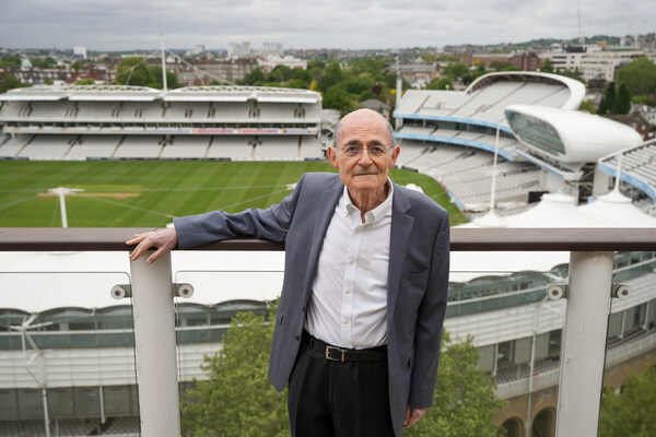 Robert Silman在Lord's View顶层公寓的100英尺私人露台上，俯瞰Lord's Cricket Ground。 这套顶层公寓由他已故的兄弟劳伦斯•西尔曼（ Laurence Silman ）创建，并首次发售。