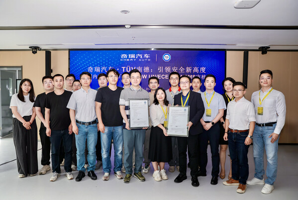 TÜV南德与奇瑞汽车双方领导及技术骨干合影