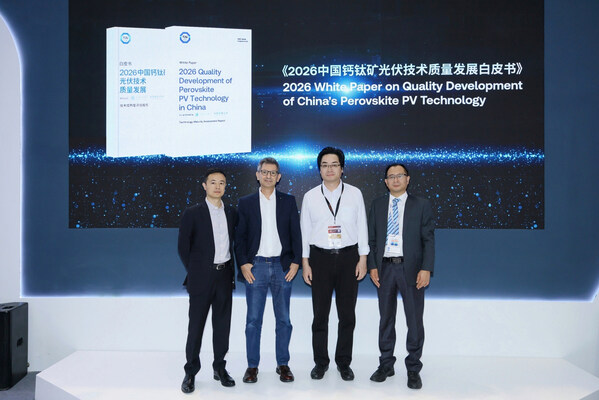 TÜV南德、上海交通大学太阳能研究所联合发布《2026中国钙钛矿光伏技术质量发展白皮书》合影留念 TÜV南德、上海交通大学太阳能研究所联合发布《2026中国钙钛矿光伏技术质量发展白皮书》合影留念