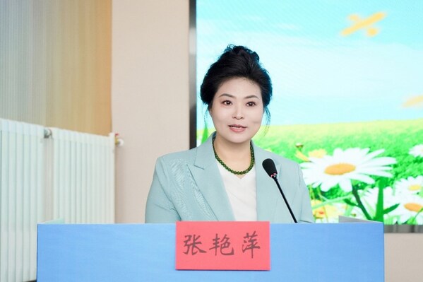 Deputy Secretary-General of the China Medical and Health Development Foundation, Zhang Yanping, delivers a speech