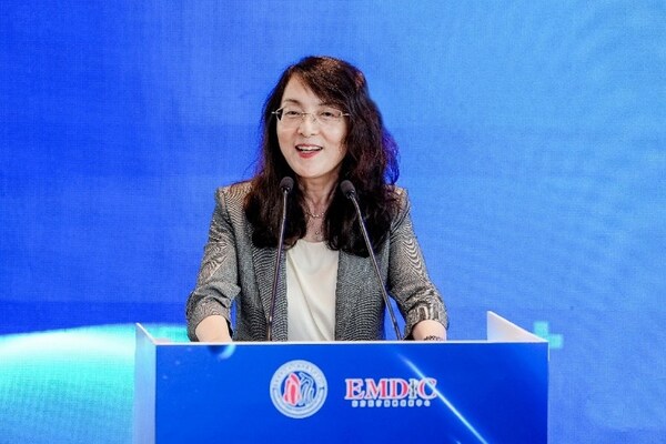 飞利浦全球执行委员会委员、大中华区总裁刘令发表致辞