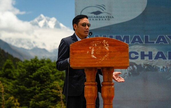 昆布帕桑拉姆乡村市市长 Mingma Chirri Sherpa 在“2026喜马拉雅气候宪章:南池峰会”上发表演讲。 昆布帕桑拉姆乡村市市长 Mingma Chirri Sherpa 在“2026喜马拉雅气候宪章:南池峰会”上发表演讲。