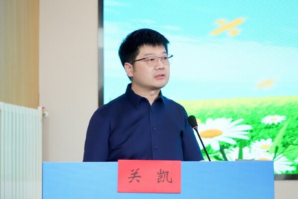 Professor Guan Kai, Director of the Department of Allergy at Peking Union Medical College Hospital, Chinese Academy of Medical Sciences, delivers a speech
