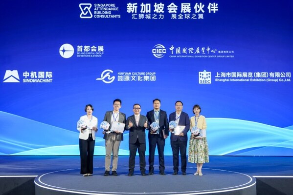 新加坡旅游局展览及会议署执行署长傅启川先生(左三)为首批“新加坡会展伙伴”获评企业代表授奖 新加坡旅游局展览及会议署执行署长傅启川先生(左三)为首批“新加坡会展伙伴”获评企业代表授奖