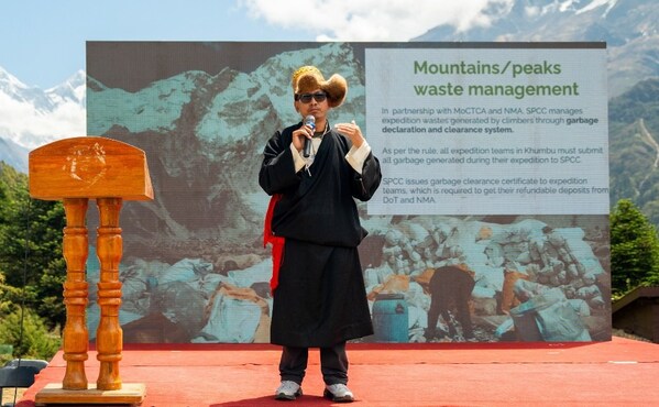 珠峰污染控制委员会(SPCC)首席执行官 Tshering Sherpa 在“2026喜马拉雅气候宪章:南池峰会”上发表演讲。 珠峰污染控制委员会(SPCC)首席执行官 Tshering Sherpa 在“2026喜马拉雅气候宪章:南池峰会”上发表演讲。