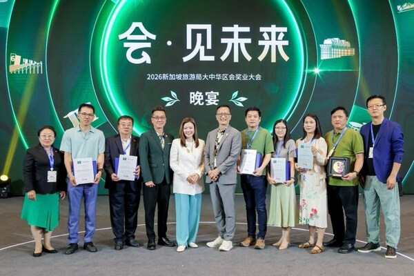 新加坡旅游局局长欧燕媚女士(左五)新加坡旅游局副局长张惠明先生(左六)新加坡旅游局大中华区首席代表兼执行署长潘政志先生(左四)与2026年新加坡国际会议大使及2026年新加坡会奖旅游战略合作伙伴 新加坡旅游局局长欧燕媚女士(左五)新加坡旅游局副局长张惠明先生(左六)新加坡旅游局大中华区首席代表兼执行署长潘政志先生(左四)与2026年新加坡国际会议大使及2026年新加坡会奖旅游战略合作伙伴
