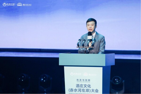Photo shows Wang Bowei delivering a speech