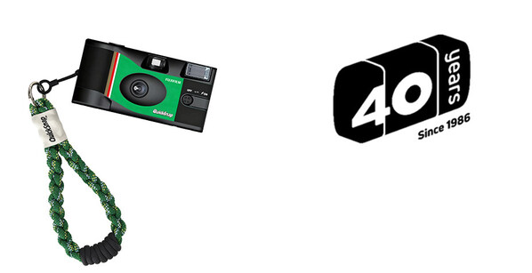 QuickSnap™专用手绳配件（左）、QuickSnap™ 40周年纪念标识（右）