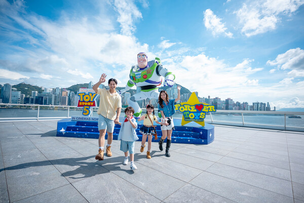 在海运大厦顶层的观景台—海运观点设有「巴斯光年,一飞冲天!」主题装置,4.5米高巴斯光年雕塑以其经典英雄姿态昂首俯瞰维港。 在海运大厦顶层的观景台—海运观点设有「巴斯光年,一飞冲天!」主题装置,4.5米高巴斯光年雕塑以其经典英雄姿态昂首俯瞰维港。