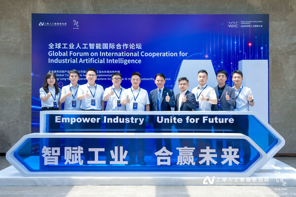 TÜV南德与中国汽研双方代表合影 TÜV南德与中国汽研双方代表合影