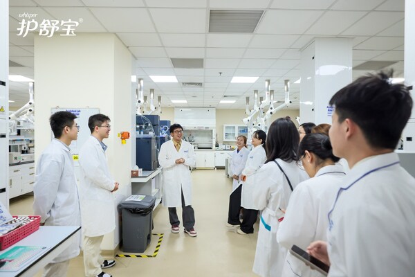 嘉宾现场参观护舒宝实验室,了解创新研发成果 嘉宾现场参观护舒宝实验室,了解创新研发成果