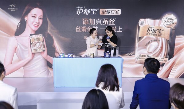 嘉宾现场参与实验演示,感受护舒宝产品实力 嘉宾现场参与实验演示,感受护舒宝产品实力