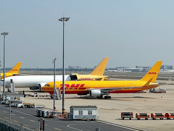 DHL货机停靠在上海浦东国际机场货运区
