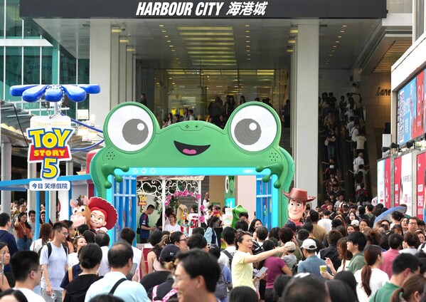 「FOREVER TOYS @ 海港城」自2026年6月19日揭幕以来反响热烈,成功吸引大批粉丝亲临朝圣。 「FOREVER TOYS @ 海港城」自2026年6月19日揭幕以来反响热烈,成功吸引大批粉丝亲临朝圣。