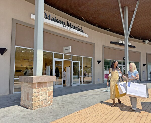 International visitors shopping at Shinsegae Simon Yeoju Premium Outlets