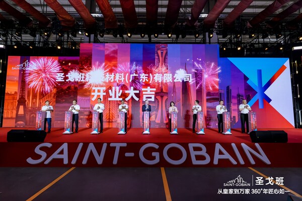 当地政府领导代表与圣戈班领导层代表共同完成开业启动仪式 当地政府领导代表与圣戈班领导层代表共同完成开业启动仪式