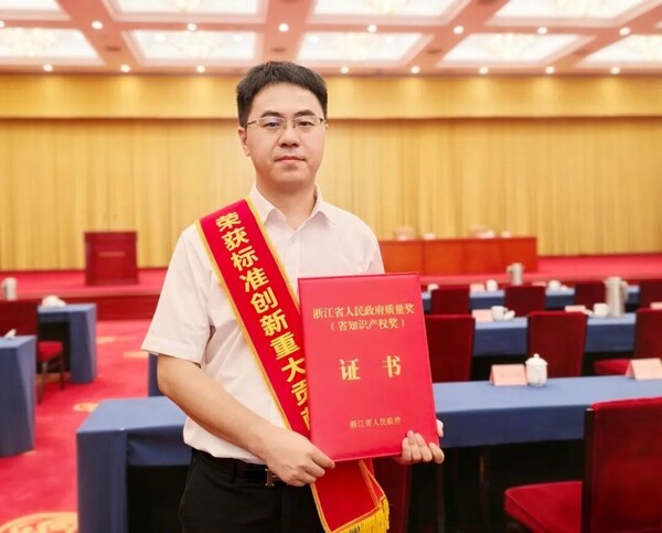 大华股份高级副总裁、研发中心总裁刘明代表公司领奖