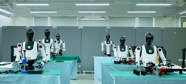 多台人形机器人在实验室环境中进行精密操作测试，展示Robo-ValueRL框架在半导体精密装配等高价值工业场景中的应用潜力