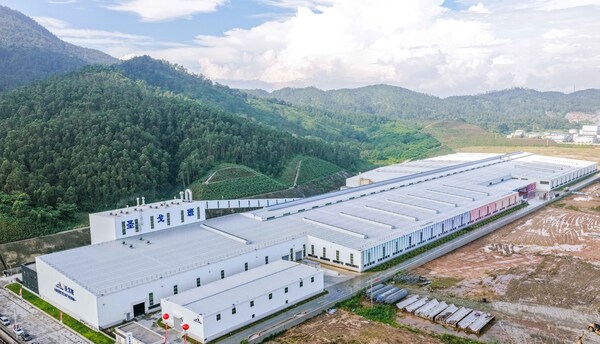 在圣戈班开平工厂正式开业仪式上,国际公认的测试、检验和认证机构SGS为圣戈班颁发建材行业首张石膏产品绿标“有害物质评估”验证证书 在圣戈班开平工厂正式开业仪式上,国际公认的测试、检验和认证机构SGS为圣戈班颁发建材行业首张石膏产品绿标“有害物质评估”验证证书