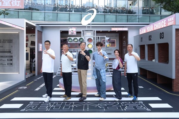ASICS亚瑟士「名堂街」快闪空间启幕仪式 从左至右：华润万象生活商业西北大区成都万象城总经理张栩先生，劲浪体育董事长赵瑜先生，ASICS亚瑟士大中华区董事、亚瑟士中国总经理黄泽辉先生，ASICS亚瑟士品牌大使周翊然，ASICS亚瑟士大中华区市场副总裁顾晓洁女士，劲浪体育总经理郑兴文先生