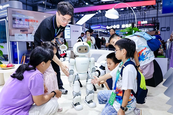 墨宝Mobo亮相2026世界机器人大会:家庭具身智能有了