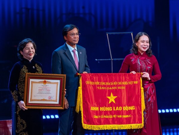 Vinamilk在五十周年庆典上,第二次荣获劳动英雄称号 Vinamilk在五十周年庆典上,第二次荣获劳动英雄称号