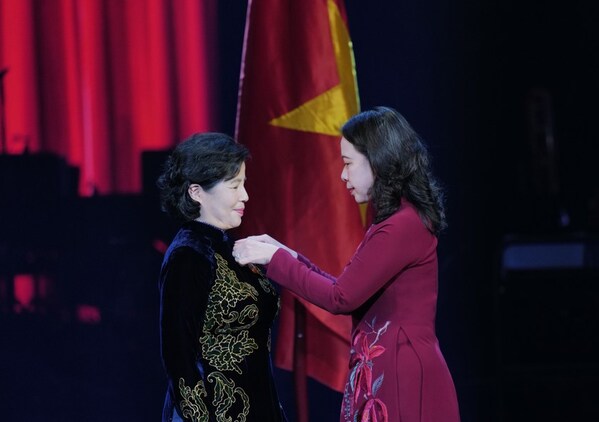 梅娇莲在Vinamilk五十周年庆典上,荣获三等独立勋章 梅娇莲在Vinamilk五十周年庆典上,荣获三等独立勋章