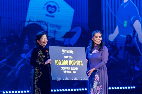 Vinamilk在五十周年庆典上,向越南儿童捐赠数十万盒牛奶 Vinamilk在五十周年庆典上,向越南儿童捐赠数十万盒牛奶