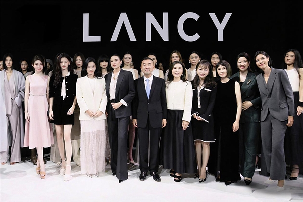 「她向無限•启元」朗姿LANCY二十六周年大秀北京启幕