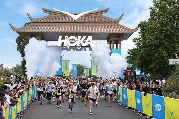 蜀道飞跃,共越更高 2026 HOKA飞跑嘉年华鸣枪峨眉山,2000余名跑者再拓山野新章